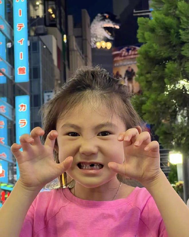陈冠希晒全家游迪士尼照片 5岁女儿做鬼脸可爱俏皮|秦舒培|娱乐圈|超模_网易娱乐