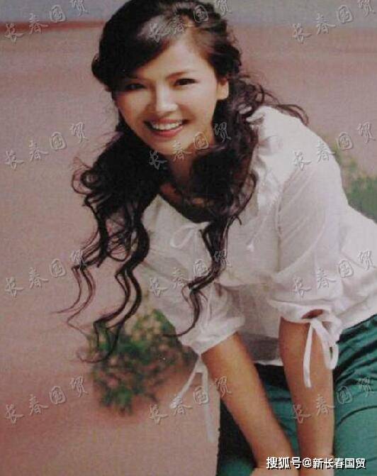 刘涛15年前旧照曝光，五官精致面带笑容，模样十分青涩
