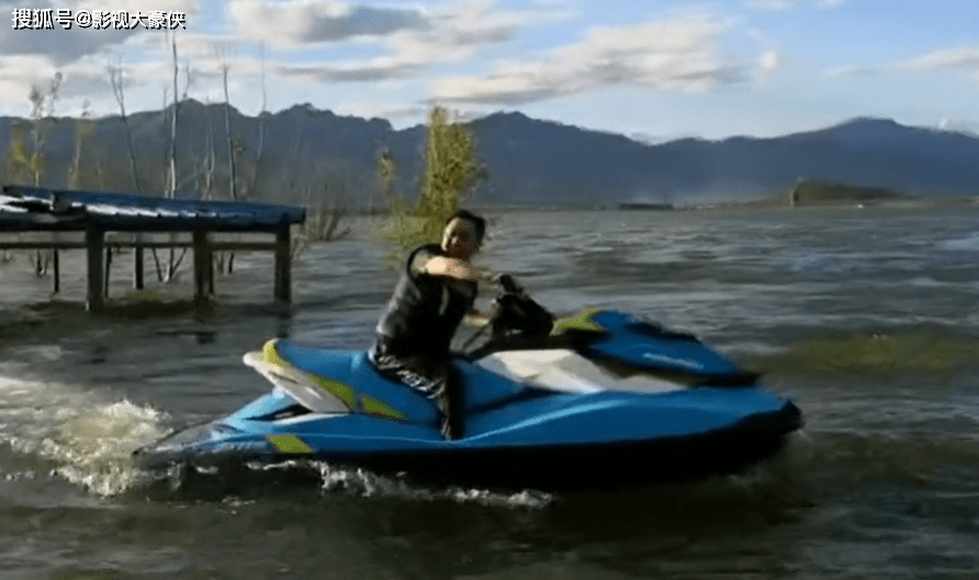 53岁于谦骑摩托艇“乘风破浪”，越有钱越会玩，被粉丝调侃真“浪”