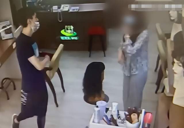 32岁男星疑侵犯女店员！尾随女性进休息室伸手抱身体，监控也曝光