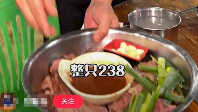 王思聪路边吃铁锅炖肉，身边跟着近10位靓女，只花上百元难得节省