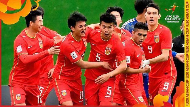 国足造冷门！2-0完胜卫冕冠军，新疆球员造2球，有望小组第2出线