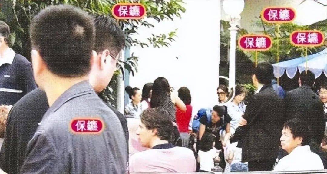 别再哄笑郭碧婷糊涂了，外出带两个保姆的她还是活成“保重妇”