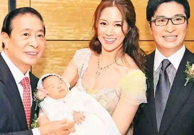 别再哄笑郭碧婷糊涂了，外出带两个保姆的她还是活成“保重妇”