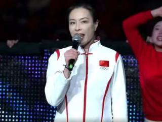 跳水皇后奥运冠军吴敏霞出席中超开幕式，演唱主题曲《超越》
