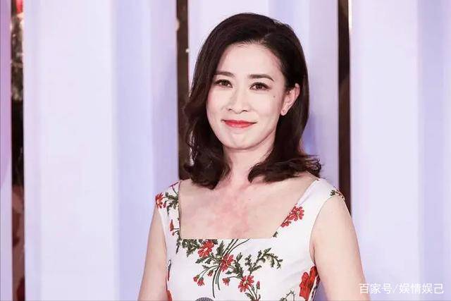 “双料影后”佘诗曼：重返TVB电影城一日游，如今47岁已出道25年