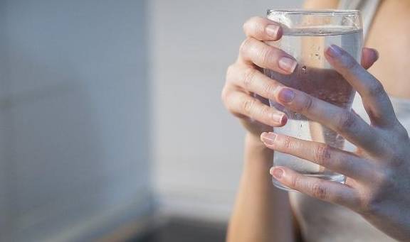 “喝水多”的人，身体这4个地方和别人不一样，早知道早受益！