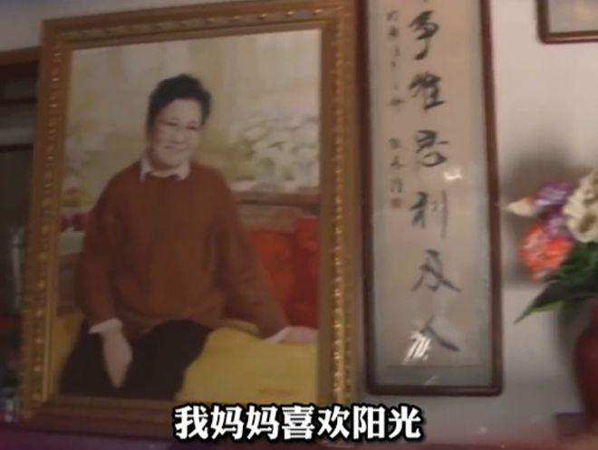 艺术家赵丽蓉去世22周年！儿子回故居悼念，屋内整洁陈设十分淡雅|小品|蔡明_网易订阅