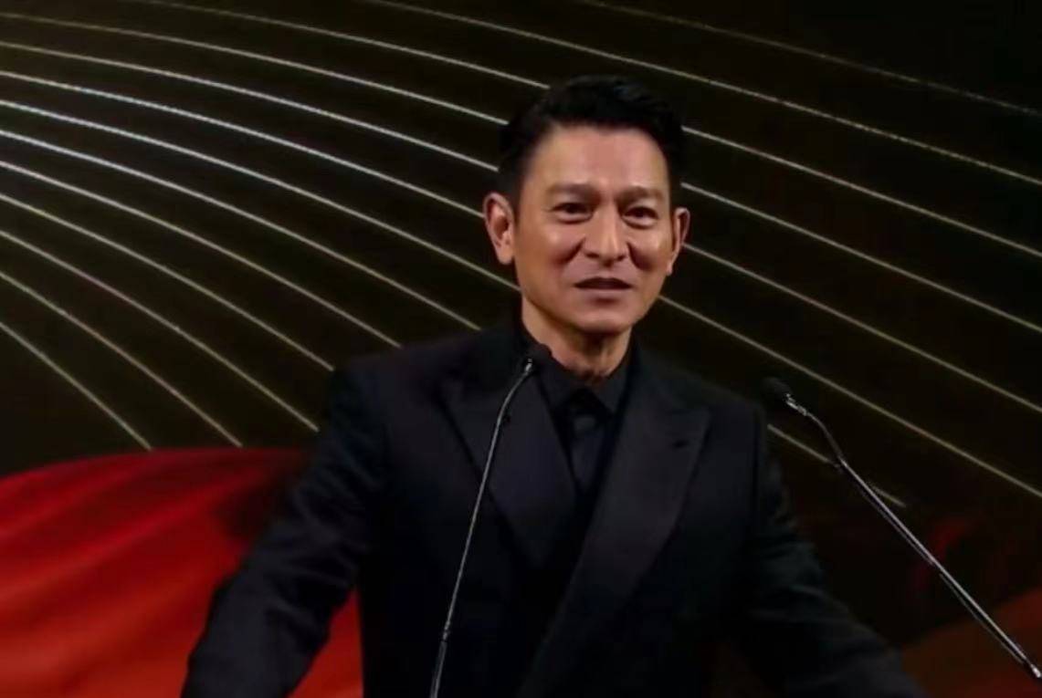 第40届香港电影金像颁奖，85岁谢贤获最佳男主角，被搀扶上台领奖