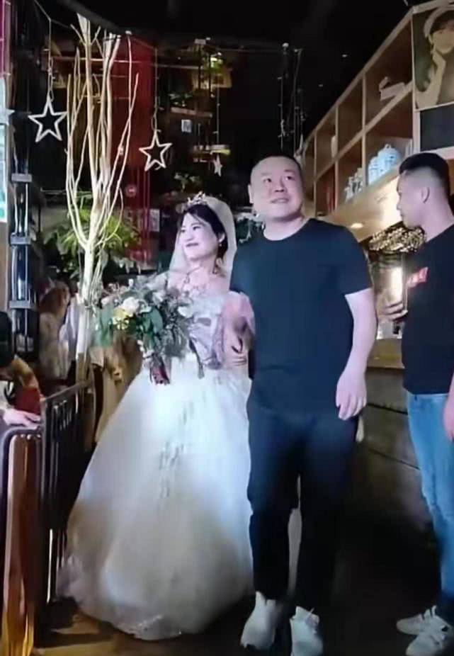 岳云鹏姐姐结婚了，颜值惹网友热议，一起回德云社吧