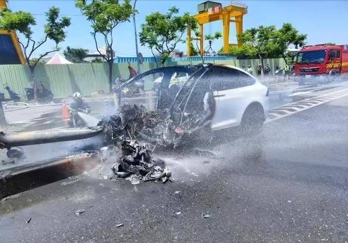 林志颖父子驾驶特斯拉车祸！请况不稳定，接下来三天才是重点