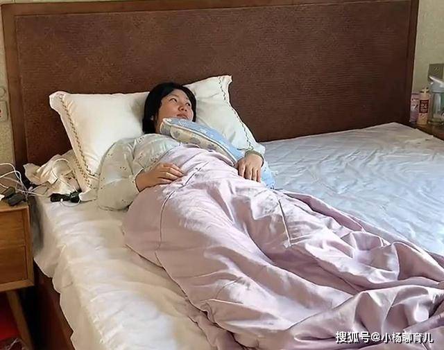 宝妈坐月子，“损友”携美食探望，宝妈能看不能吃，当场下逐客令