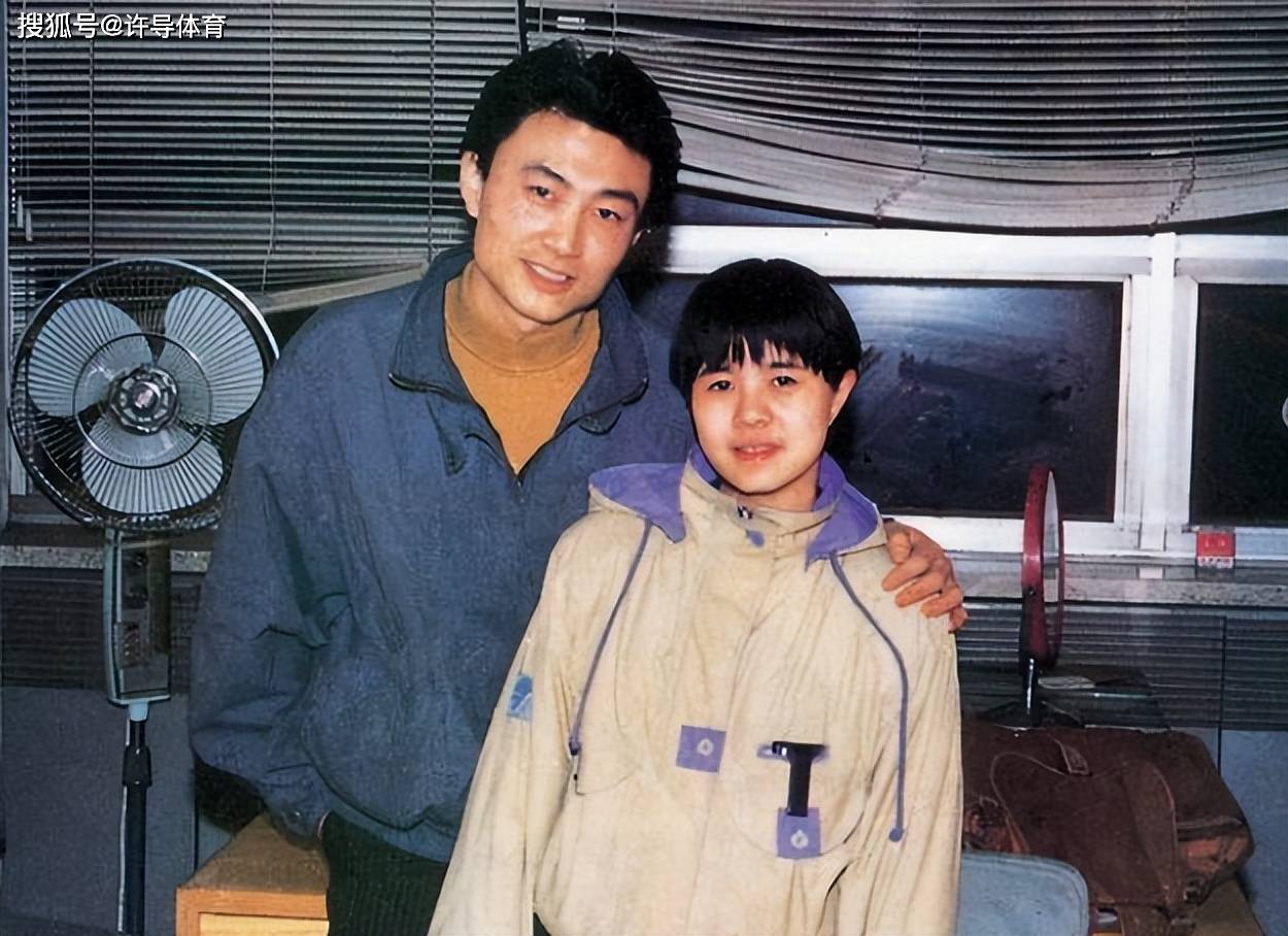 1988年，王宁带着“金龟子”刘纯燕去领结婚证，工作人员吓了一跳