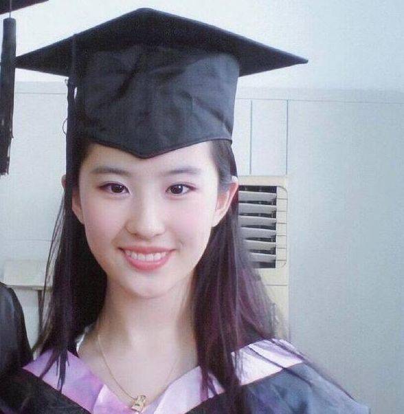 刘亦菲毕业照，杨紫毕业照，关晓彤毕业照，看到热巴：我后悔了！