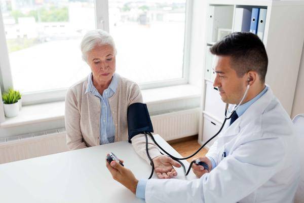 年过半百的老人，血压控制在多少较好？医生：需根据身体状况而定