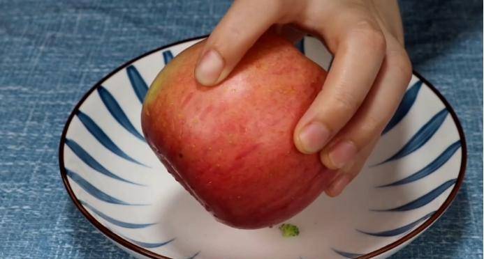 孩子便秘不用愁，用西兰花和苹果这样搭配着吃，轻松排出巨臭便